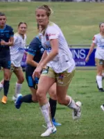 Tara Andrews playing football for Newcastle Jets
