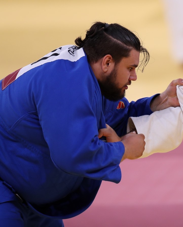 Vlăduț Simionescu performing judo at the 2020 Olympics