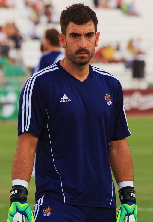 Eñaut Zubikarai during a match in goalkeeper kit