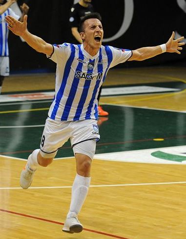 Maximiliano Rescia celebrating his 2016 Futsal World Cup victory